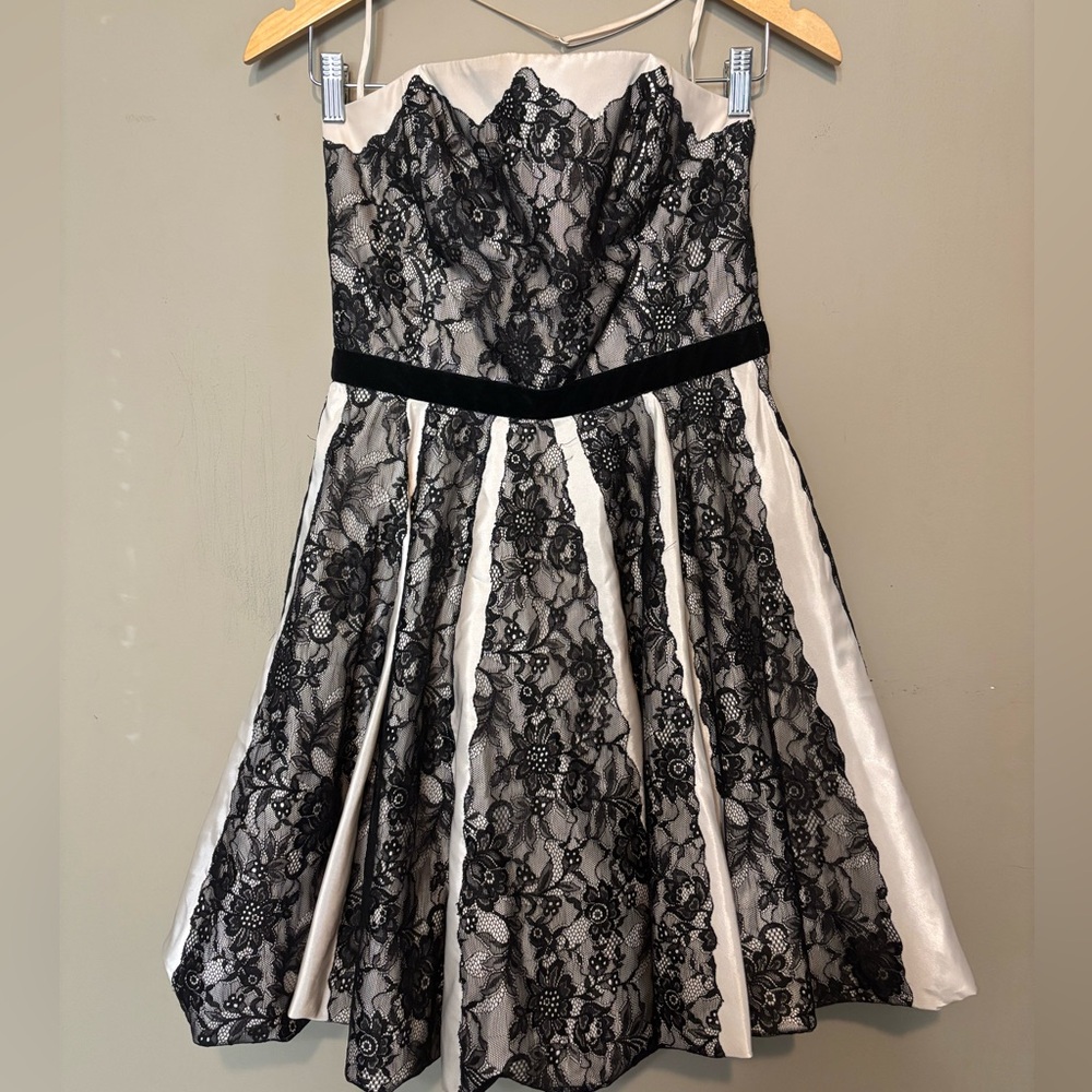 BETSY JOHNSON Evening Lace Overlay Balloon Cocktail Dress, Removable Strap